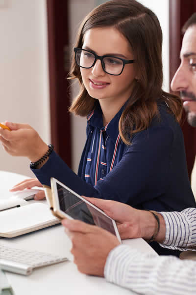 Equipe em reunião de consultoria previdenciária